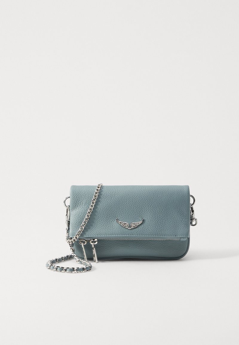 Türkise Lederhandtasche mit strukturiertem Finish, versehen mit einem silbernen Kettenriemen und einem dekorativen Metallakzent auf der Vorderseite. Kompakte, rechteckige Form.