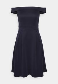 Vestido azul marinho off-the-shoulder, corpete ajustado, saia em flares, feito de tecido suave, com detalhes em costura e um design limpo e minimalista.