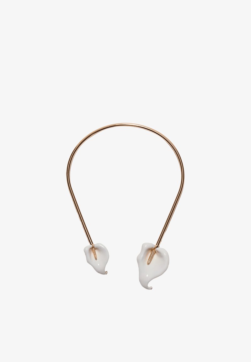 Zlatý náhrdelník choker s dvoma koncami v tvare bielych kaly, na bielom pozadí.