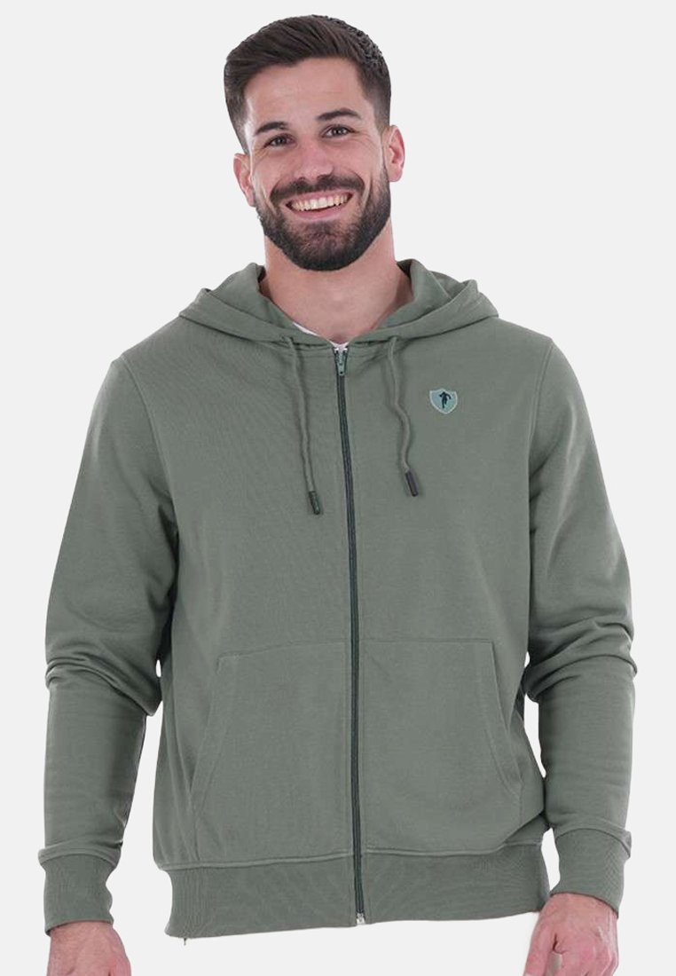 Haut à capuche zippé vert olive en tissu doux, doté d'une capuche, de poches avant et d'un petit logo sur la poitrine gauche. Texture lisse.