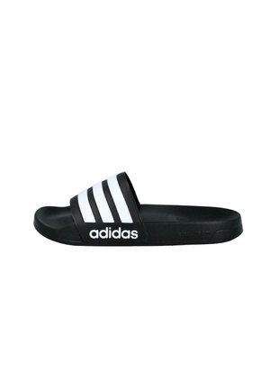 Sandalia tipo slide negra de Adidas con tres franjas blancas y el logo de Adidas en la correa, mostrada de lado sobre un fondo blanco.