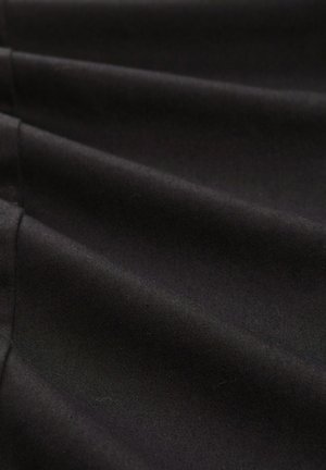 Schwarzer Stoff mit glatter Textur und subtiler Schimmer, in sanften, fließenden Falten drapiert. Leichtes und flexibles Material.