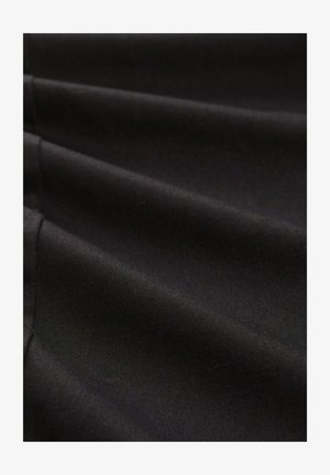 Schwarzer Stoff mit glatter Textur und subtiler Schimmer, in sanften, fließenden Falten drapiert. Leichtes und flexibles Material.