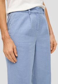 s.Oliver REGULAR BUSINESS  - Stoffhose - blassblau
