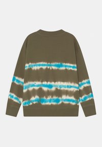 Olijfgroene sweatshirt met een tie-dye patroon en blauwe en crèmekleurige horizontale strepen, ronde halslijn en ribgebreide manchetten. Zachte katoenen stof.