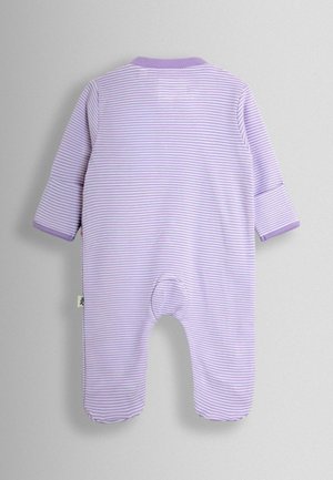 Lilla stribet babyheldragt lavet af blødt stof, med lange ærmer, rund hals og en åbning bagpå for nem påklædning.