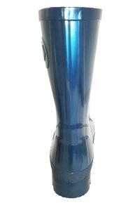 Botte en caoutchouc bleu marine avec une finition brillante, un dessus arrondi, une texture antidérapante sur la semelle et un logo circulaire sur le côté.