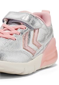 Metallic silver sneakers med rosa accenter, med en texturerad yta, kardborreband och en vadderad rosa häl.