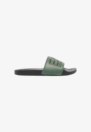 Sandalo slide nero con una spessa fascia verde che riporta in rilievo la scritta “EMPORIO ARMANI” sulla parte superiore.