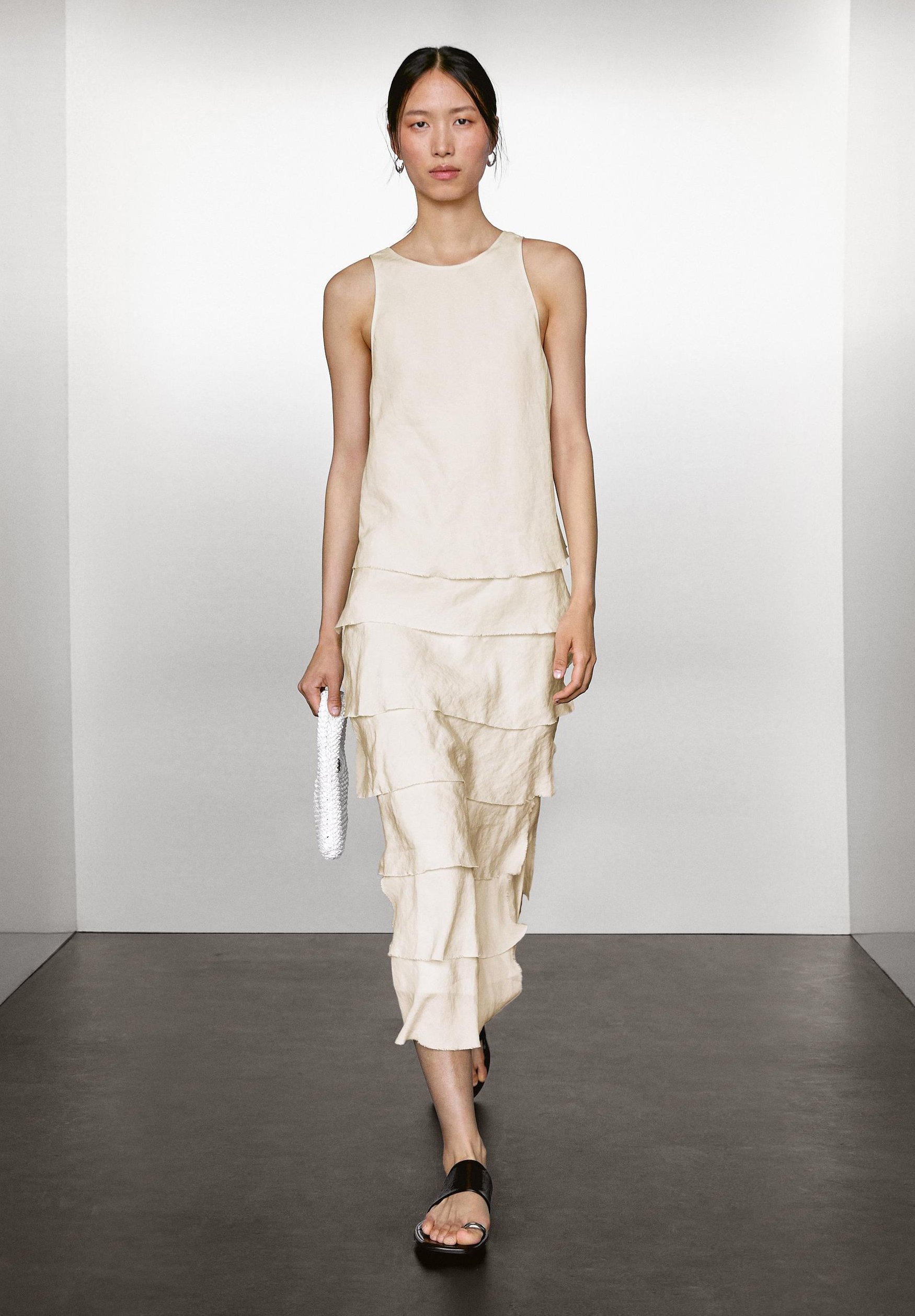 【Massimo Dutti】Long flowing dress with ruffles Long flowing dress with ruffles · Chocolate · Caps And Hats
