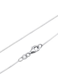 Collier en chaîne de boîte en argent avec fermoir mousqueton et poinçon "925" sur le fermoir et les maillons, isolé sur fond blanc.