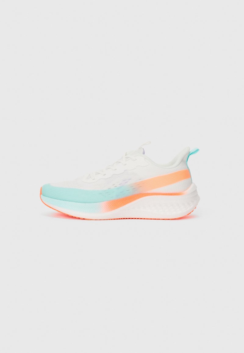 Zapatilla deportiva blanca con acentos en degradado aqua y coral, con suela texturizada y diseño de cordones. Material ligero con cuello acolchado.