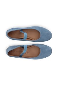 Helle blaue Wildleder-Ballerinas mit runder Zehenpartie und einem dünnen elastischen Riemen über dem Fuß. Weiche Lederinnensohle und glatte Außensohle.