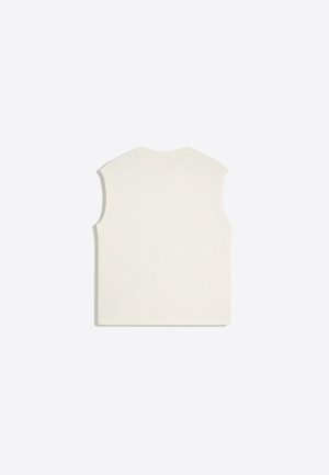 Mouwloze, off-white gebreide vest met een ronde halslijn, van achteren getoond op een effen witte achtergrond.