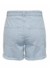 Pruhované denimové šortky, světle modré a bílé, s ohrnutými lemy a dvěma zadními kapsami s trojúhelníkovými klopami. Texturovaná látka.