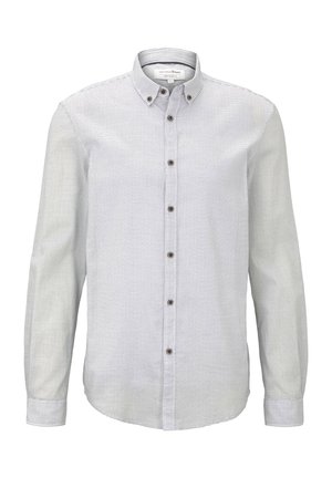 Camisa de botonadura en algodón a rayas en gris claro y blanco. Presenta un cuello clásico, mangas largas y botones marrones. Patrón texturizado intrincado.