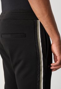 Antony Morato TROUSERS METAL EFFECT RUBBER LOGO - Pantalon de survêtement - black
