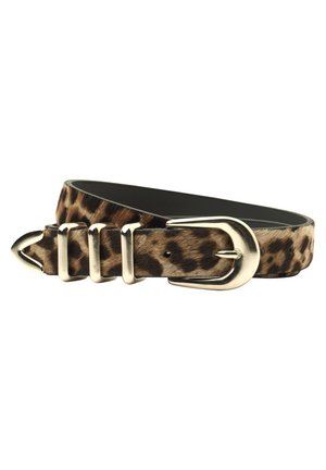 Ceinture imprimé léopard avec boucle incurvée dorée et trois passants métalliques, roulée sur fond blanc.