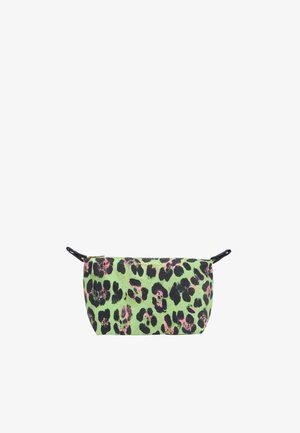 Necessaire con zip in tessuto verde, caratterizzata da una stampa a fantasia leopardata nera e rosa, con zip nere e dettagli del logo dorato. Forma rettangolare.