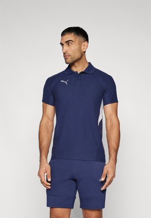 Polo shirt bleu marine à manches courtes, avec un col et des accents latéraux blancs. Présente un logo Puma gris clair sur la poitrine.