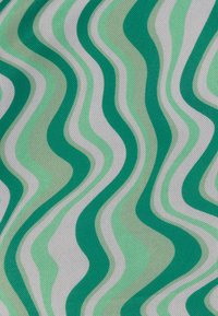 Textil s vlnitým vzorem v různých odstínech tyrkysové, mentolově zelené a bílé barvy, s texturovaným povrchem.