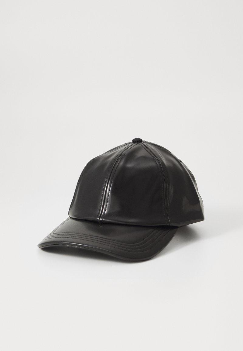 Casquette de baseball noire brillante en similicuir avec coutures visibles et visière incurvée sur un fond clair uni.