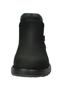 Stivale alla caviglia nero con una finitura liscia, pannelli laterali elasticizzati e una parte superiore testurizzata. Presenta una resistente suola in gomma con un motivo a righe.