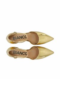 Guld patenterad läder slingbacksandaler med spetsig tå, som har en smal klack och ankelrem. Insidan visar "BIANCO"-logotypen i svart.