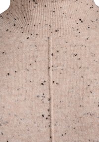 Beige Strickpullover mit hohem geripptem Kragen, der schwarze Sprenkel aufweist und eine zentrale Naht entlang des Rückens hat. Sanfte Textur.