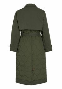 Lang olivengrønn vinterfrakk med quiltet tekstur, beltedetalj i midjen og brede revers. Har et glatt ytre lag og knapplukking.