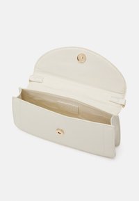 Portfel z jasnobeżowej skóry syntetycznej z zaokrąglonym klapą, złotym zapięciem na zatrzask i przestronnym wnętrzem wyłożonym subtelną tkaniną.