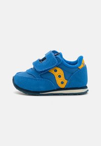 Blå semsket barnesneaker med gule detaljer, borrelås og et design som ligner på sportsfotballsko. Har en gummisåle.