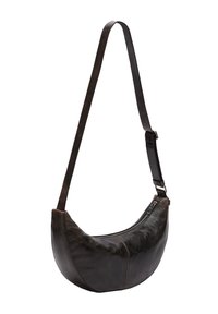 Brązowa skórzana torebka na ramię o zaokrąglonym kształcie, z przednim zamkiem błyskawicznym i regulowanym paskiem. Strukturalne wykończenie i kontrastujące detale przeszyć.