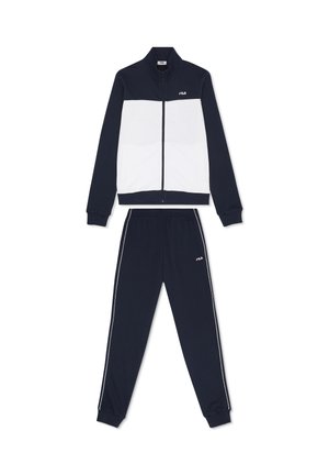 Marineblaue und weiße FILA-Trainingsanzug mit Reißverschlussjacke und elastischer Bundhose, die weiße Seitenstreifen und Logo auf Brust und Oberschenkel aufweist.