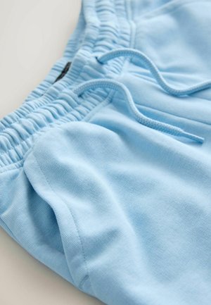 Světlé modré bavlněné šortky s elastickým páskem, šňůrkou na stažení a bočními kapsami; hladká texturu a neformální design.