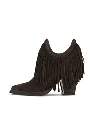 Bota de tobillo de ante marrón oscuro con detalles de flecos alrededor del tobillo y un tacón apilado de altura media.