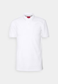 Polo shirt blanc à manches courtes avec une patte de boutonnage à deux boutons, des rayures subtiles sur le col et une étiquette intérieure rouge sur un fond uni.