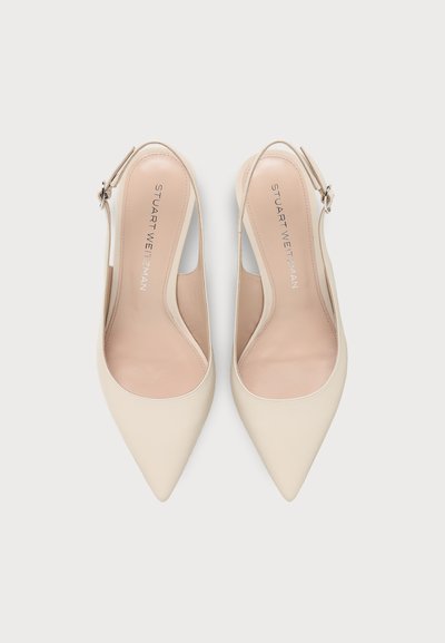 Ζευγάρι μπεζ μυτερές γόβες slingback με ρυθμιζόμενα λουράκια αστραγάλου και λογότυπο Stuart Weitzman στις εσωτερικές σόλες.