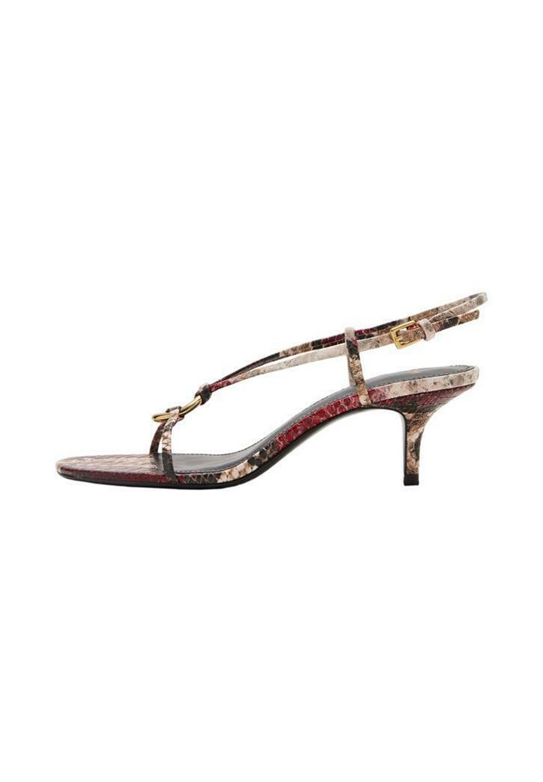 Sandalo slingback con tacco alto in stampa serpente multicolore, con cinturini sottili e una piccola fibbia dorata. Presenta un tacco affusolato.