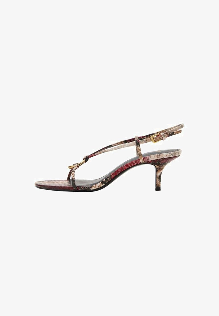 Sandalia de tacón alto tipo slingback en un estampado de serpiente multicolor con tiras finas y un pequeño detalle de hebilla dorada. Presenta un tacón afilado.