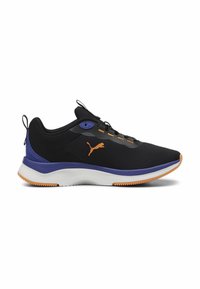 Chaussure de sport Puma noire et bleue avec un logo orange, une semelle blanche et des accents orange et bleu, affichée de profil sur fond blanc.