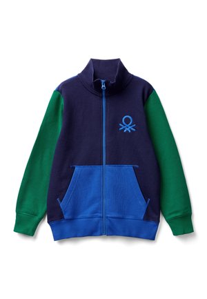 Granatowa bluza na zamek z zielonymi rękawami, niebieskimi przednimi kieszeniami, prążkowanym kołnierzem i małym niebieskim logo na lewej piersi.