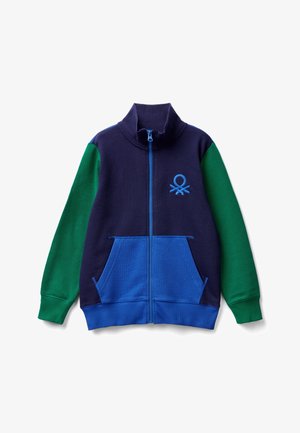 Granatowa bluza na zamek z zielonymi rękawami, niebieskimi przednimi kieszeniami, prążkowanym kołnierzem i małym niebieskim logo na lewej piersi.