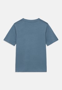 Camiseta de manga corta en algodón azul medio suave, con un cuello redondo clásico y costuras limpias en las mangas y el dobladillo.