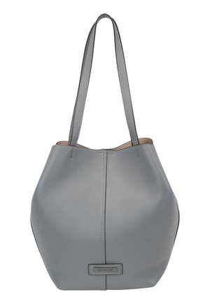 Bolso tote de cuero gris con doble asa para el hombro y costura vertical visible, con una pequeña etiqueta rectangular de la marca en el frente.