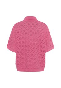 Haut rose à manches courtes en tricot avec un motif ajouré en forme de losange, col, poignets et ourlet côtelés, vu de dos.