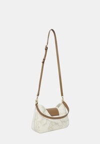 Borsa a spalla in tessuto testurizzato color crema con una delicata stampa di mappa, completata da una patta e una tracolla in finta pelle marrone.