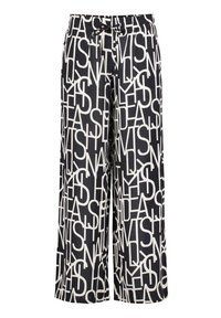 Černobílé kalhoty s širokými nohavicemi, elastickým pasem a šňůrkou, s celoplošným designem překrývajících se písmen.