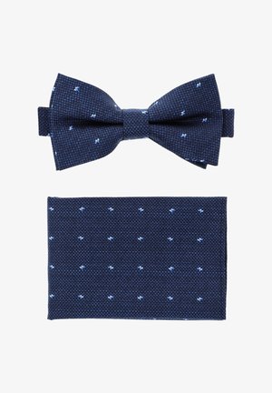 Granatowy krawat w kształcie muszki z jasnoniebieskimi wzorami, w zestawie z pasującą poszetką z podobnym wzorem. Obie rzeczy mają teksturowane powierzchnie.