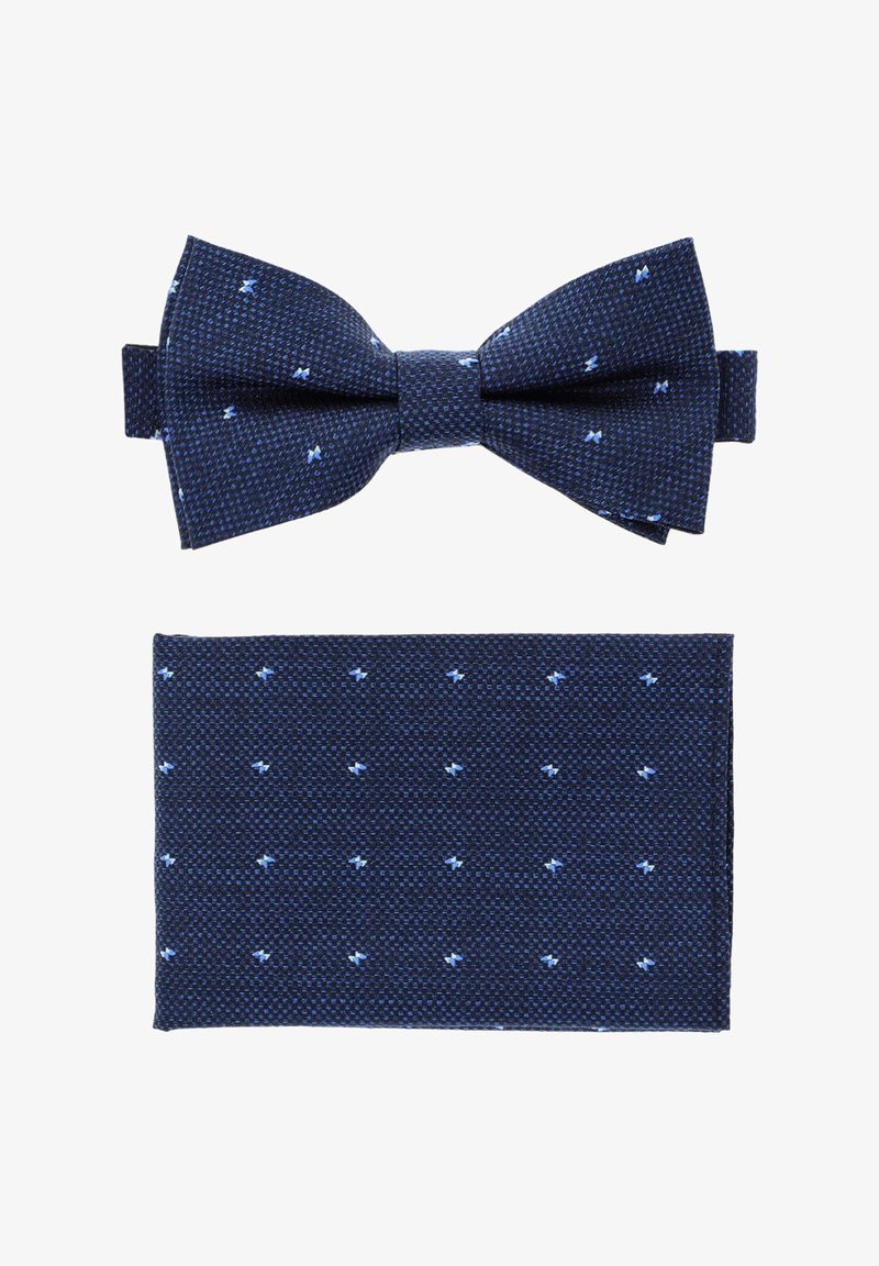 Granatowy krawat w kształcie muszki z jasnoniebieskimi wzorami, w zestawie z pasującą poszetką z podobnym wzorem. Obie rzeczy mają teksturowane powierzchnie.